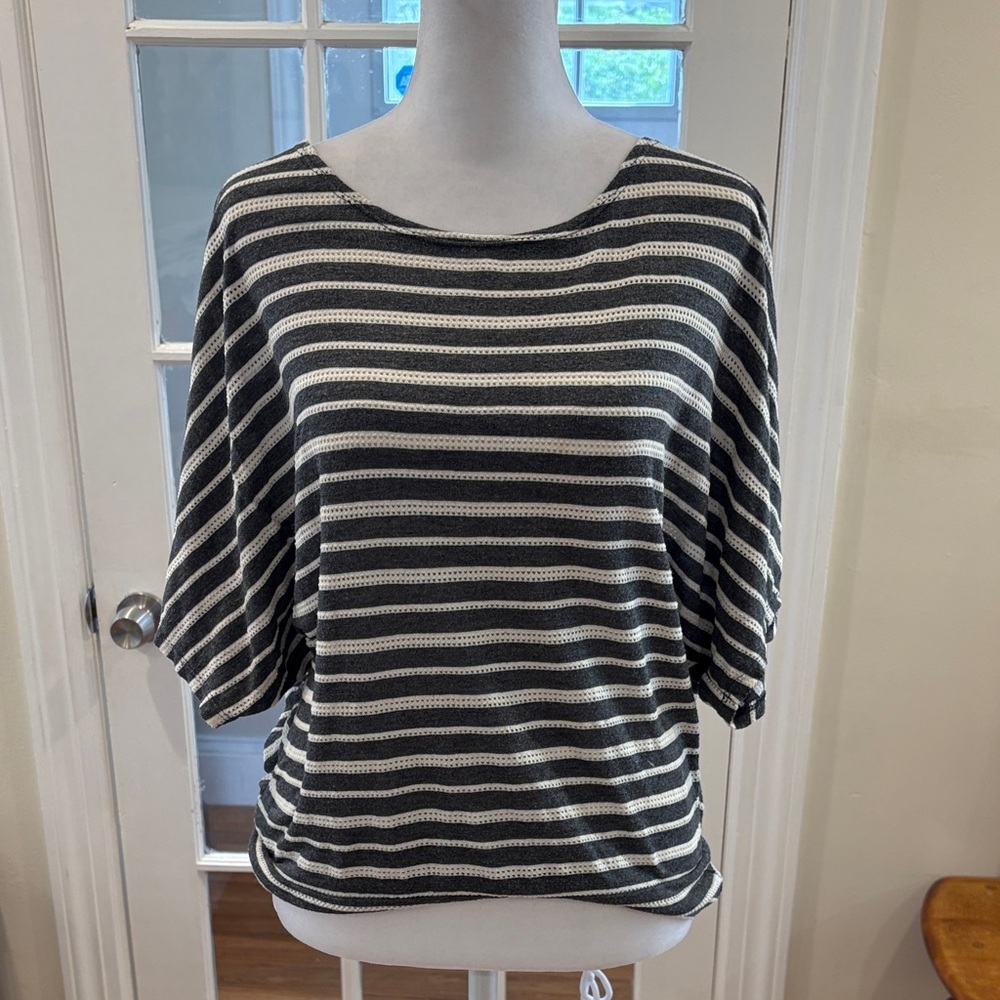 edge Grey & White Striped Short Sleeve Slouchy Fit Knit Top w/ Open Back. Size M